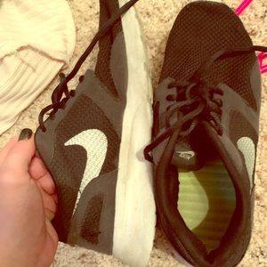 Size 8 black nike with silver swoosh 😍